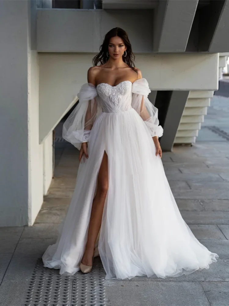 ชุดแต่งงานเจ้าหญิงทรงเอไลน์แบบหวานทันสมัย แขนตุ๊กตาพองฟู แต่งลูกไม้ ดีไซน์เปิดไหล่  รับสั่งตัดตามแบบ