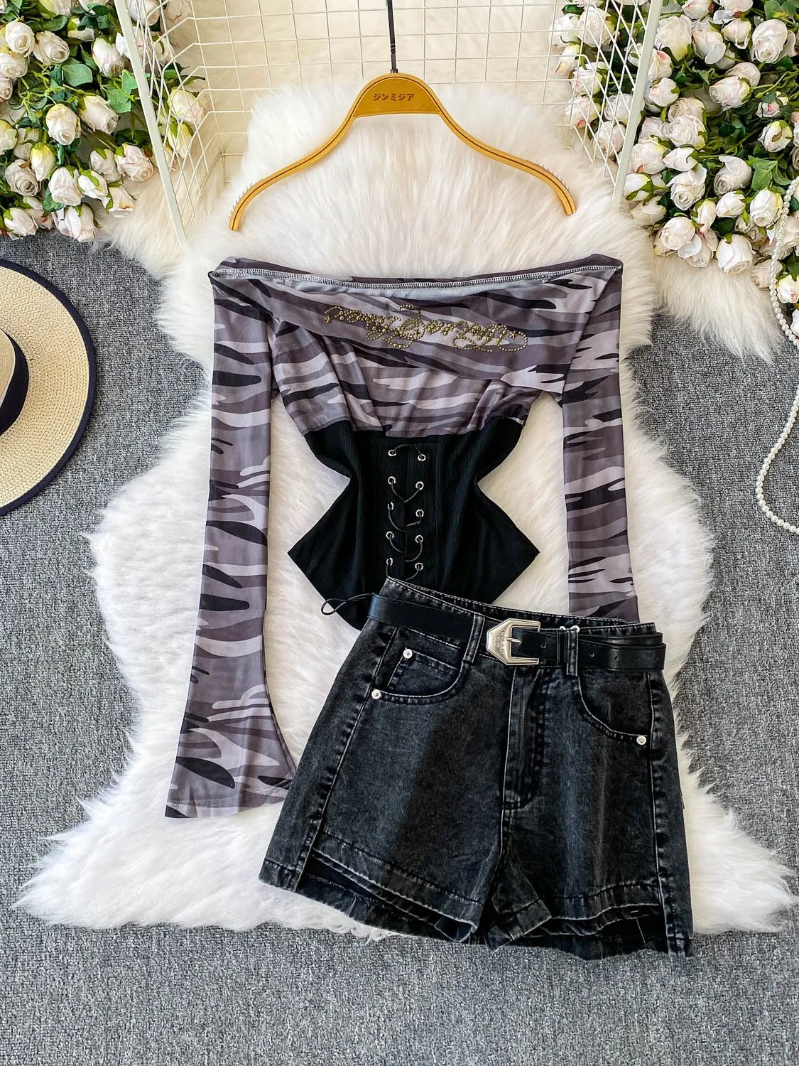 

Sexy One-oulder Camouflage T-irt with Belt And Denim orts Two-Piece Set for Young Women Long Sve Summer Outfit