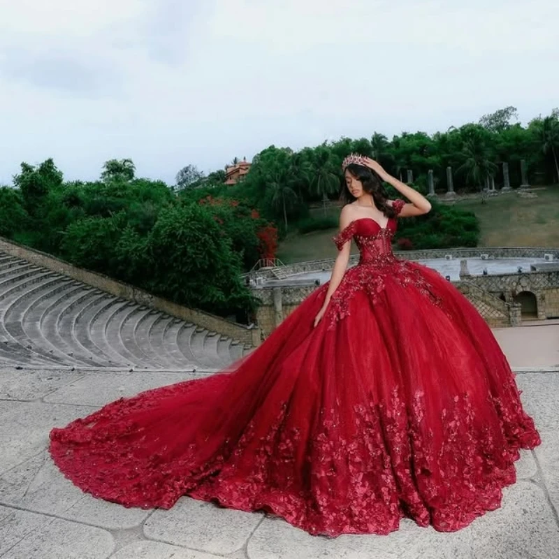 ชุดเดรสงาน Quinceañera สีแดงแบบสั่งตัดพิเศษ ไหล่เฉียง ประดับคริสตัลลูกไม้ ดอกไม้ 3 มิติ ชายกระโปรงยาวแบบหางปลา ชุดเดรสสำหรับงาน Quinceañera ครบรอบ 15 ปี