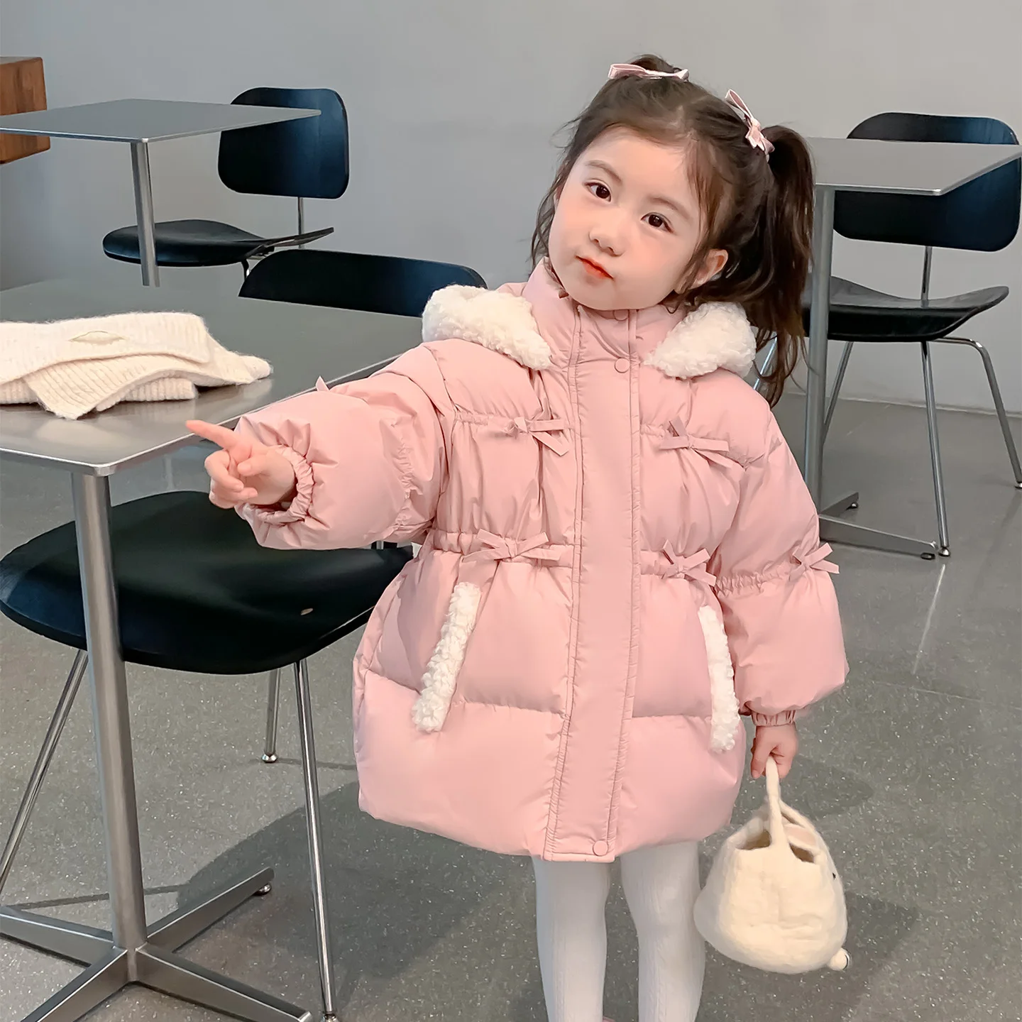 

Зимнее пальто принцессы для девочек 2025 года, утепленная однотонная хлопковая куртка, модная и теплая верхняя одежда с капюшоном для малышей от 2 до 9 лет