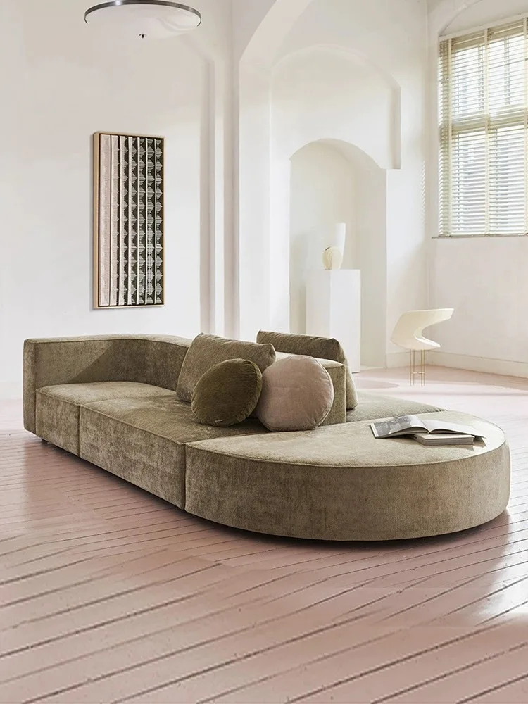 أريكة إسكندنافية على الوجهين من الخلف إلى الخلف، أريكة مبتكرة على شكل خاص، غرفة معيشة كبيرة ذات أرضية مسطحة، استقبال الفندق