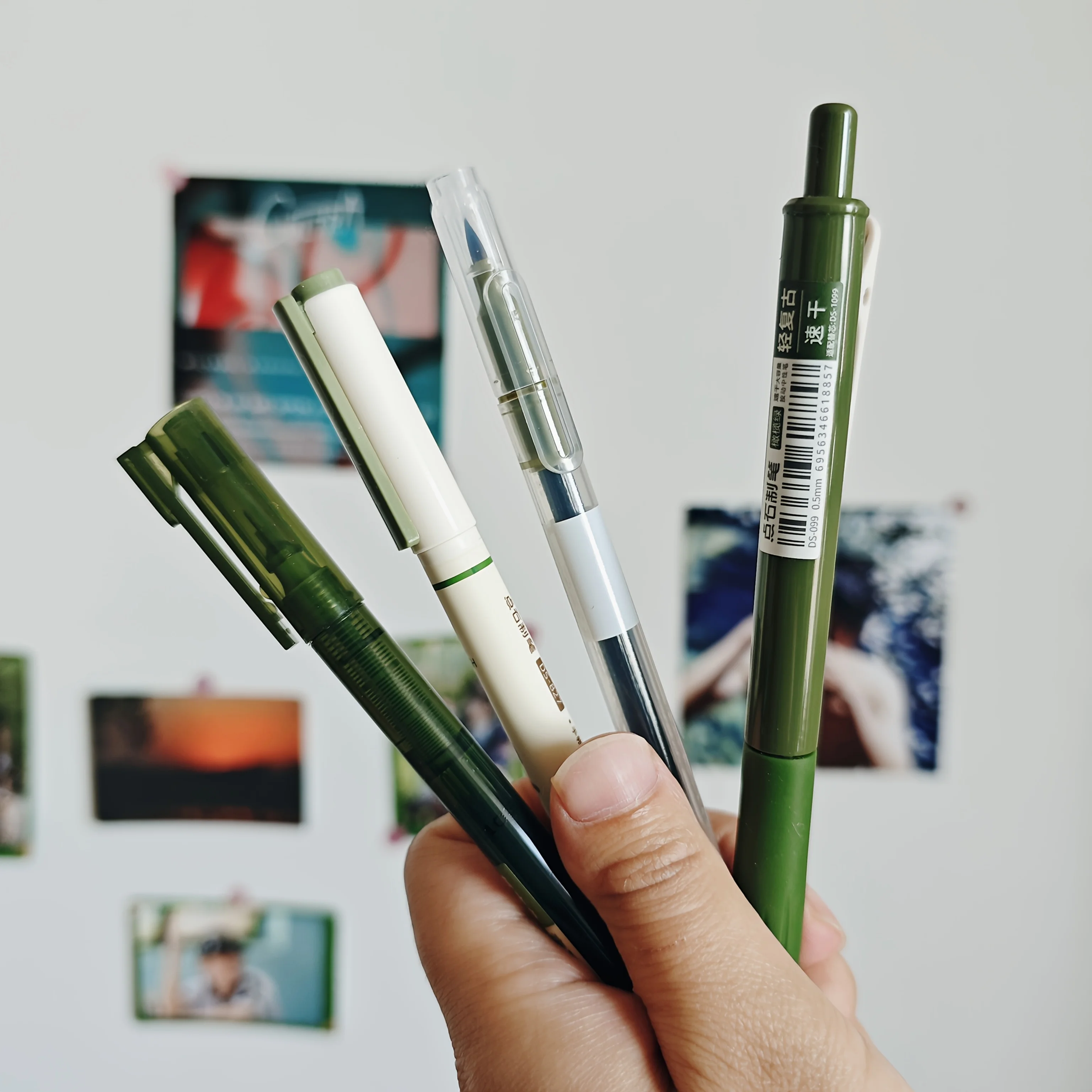 مجموعة أقلام عتيقة مكونة من 4 أقلام حبر سريع الجفاف للكتابة بسلاسة، متوافقة مع أطراف متعددة، مثالية للعمل المكتبي والدفاتر