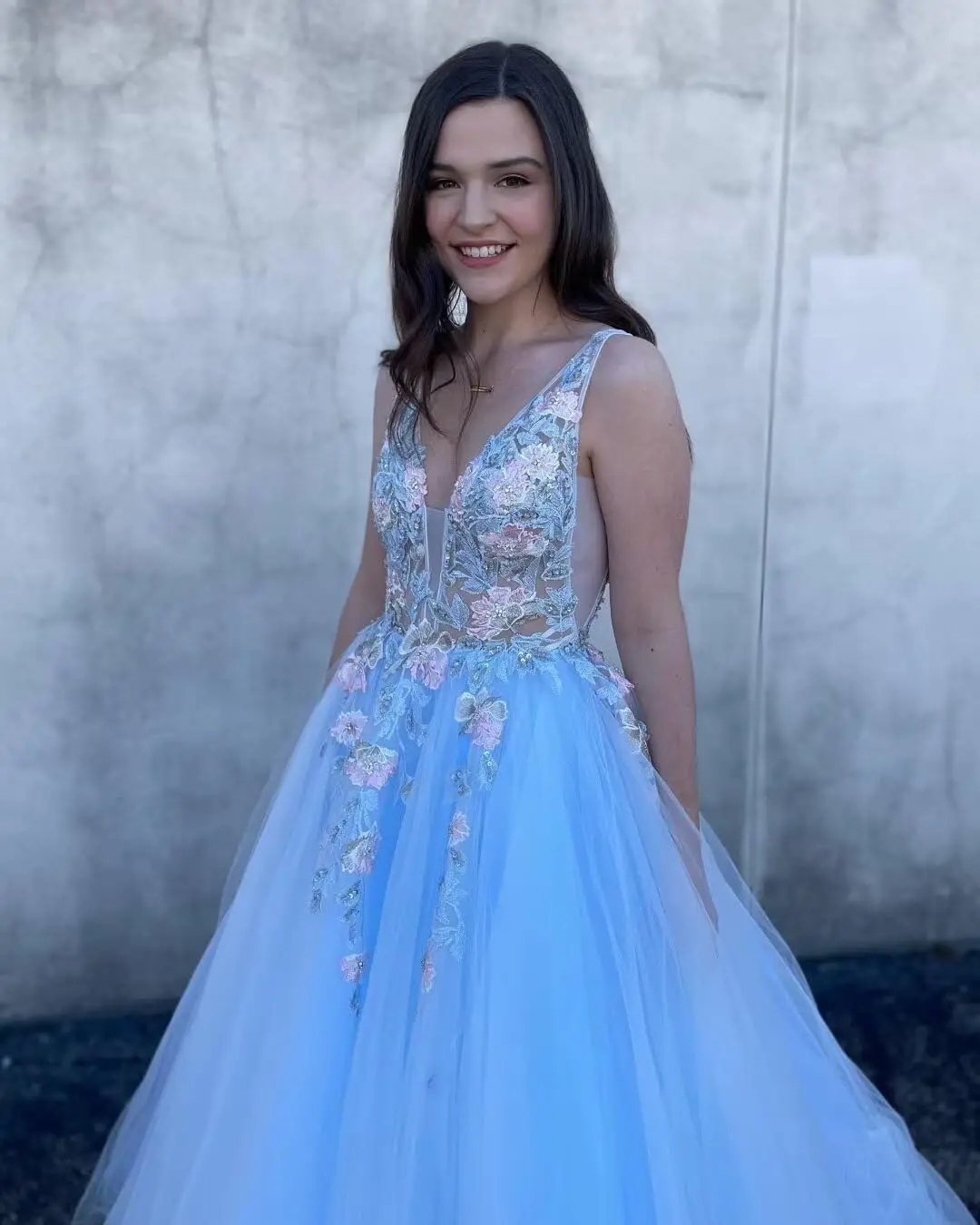 ชุดราตรีออกงานปักลายดอกไม้ คอวี ผ้าทูลล์ สำหรับงานพรอม งาน Quinceañera และงานเลี้ยง ปี 2025  ชุดหรูหรา