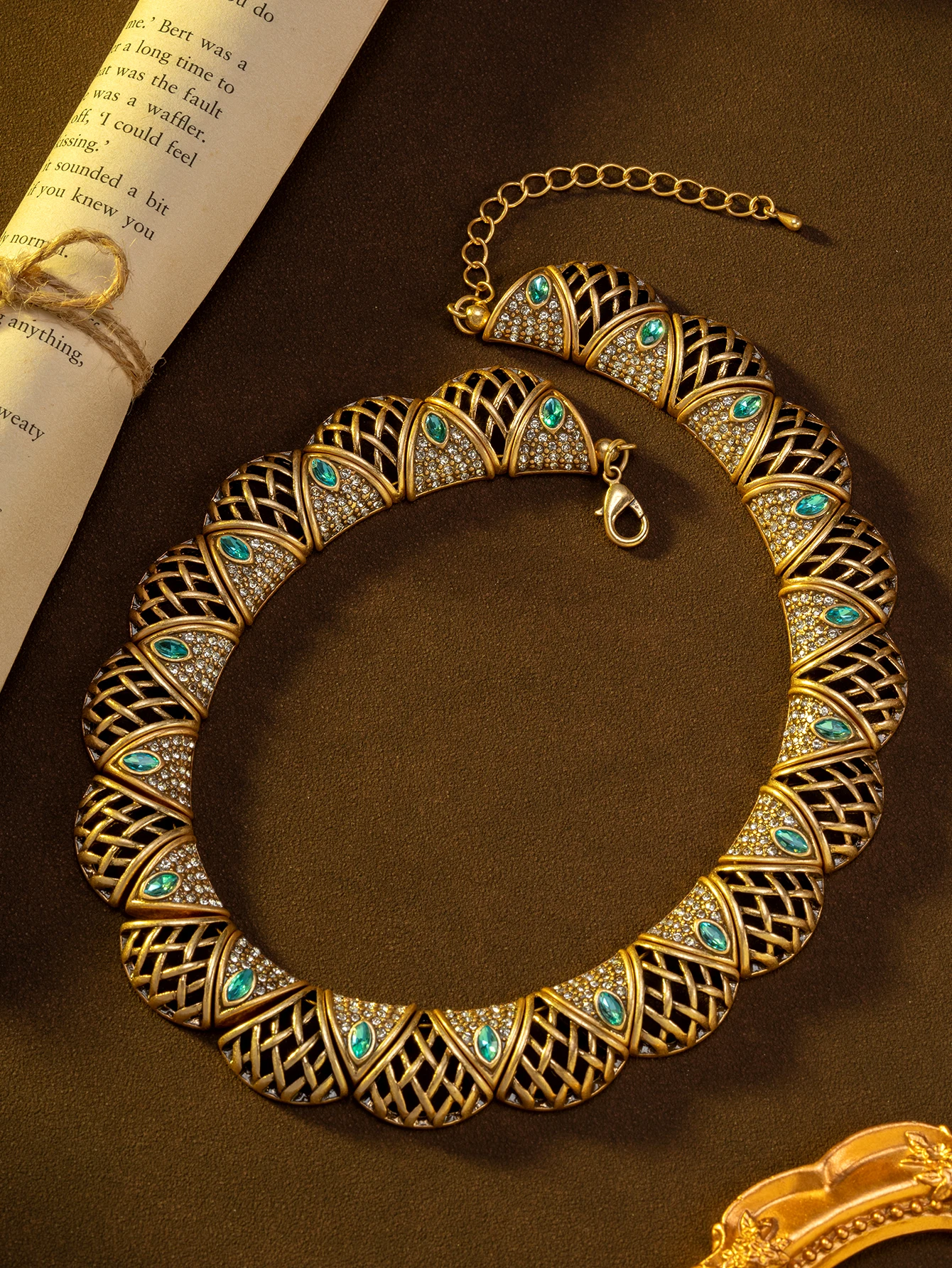 1 Vintage Blue Rhinestone Inlaid Necklace with Hollow Petal Elements, Exquisite Palace Style, Suitable for Women's Daily Wear, Gift, and Dance Party Accessory