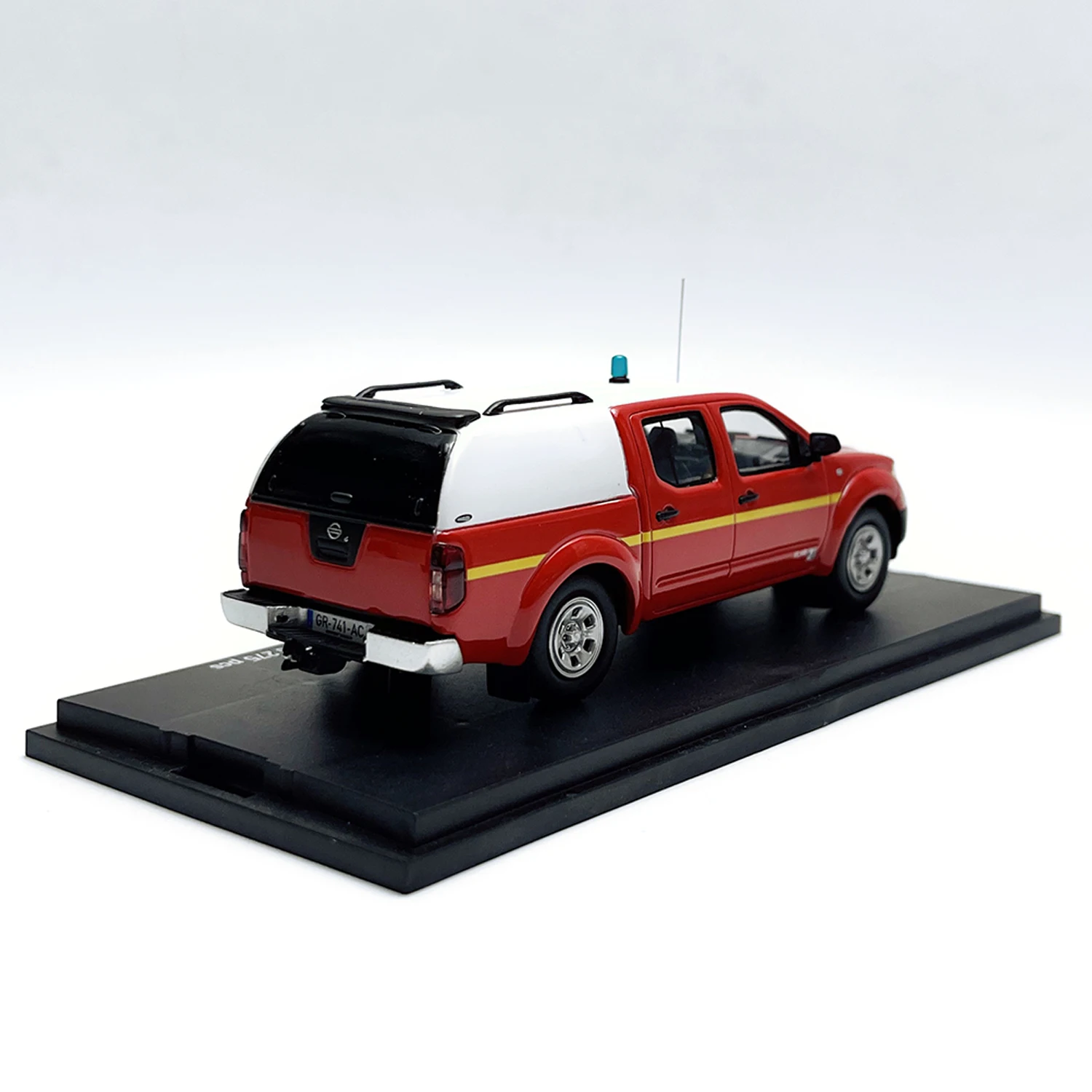 ALARME 1:43 Scale Resin Nissan Navara Pickup Fire Truck Toys Cars Model Classics Nostalgia Adult Souvenir Gifts Static Display