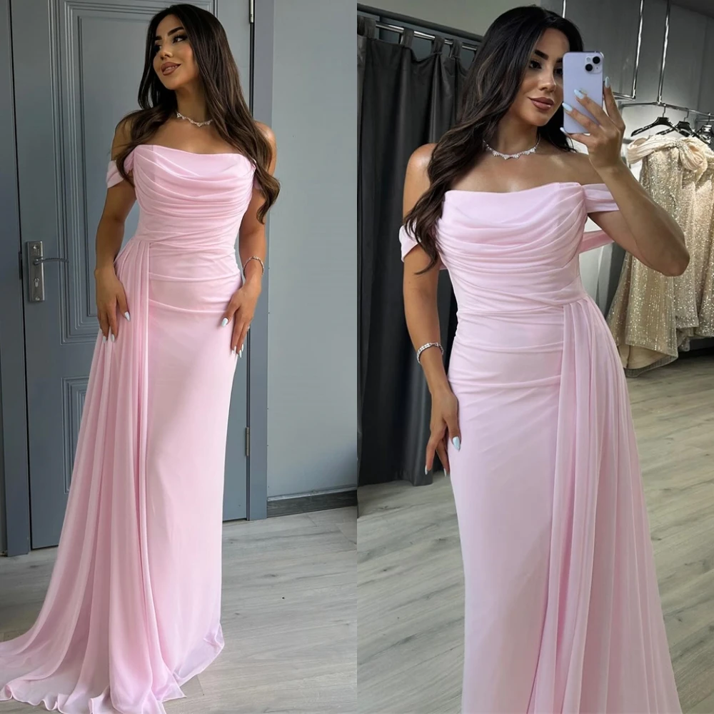 Abito da sera elegante in chiffon rosa personalizzato Abito da festa formale con scollo a barca e spalle scoperte Abito da ballo con strascico a sirena morbida