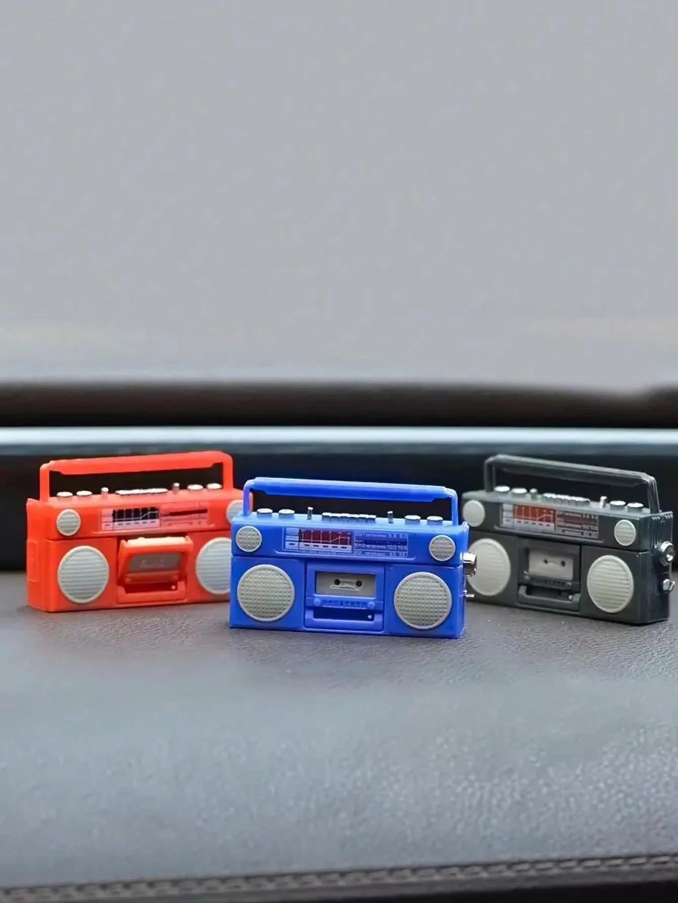 A vintage-style radio for dollhouses, suitable for decorating dollhouses. Ideal for teenagers and music enthusiasts.