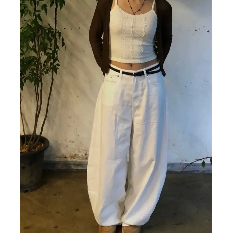 

Новые модные женские джинсы 2026 года: однотонные, с вышивкой, свободного кроя, струящиеся, визуально стройнящие, прямые, в пол, повседневные