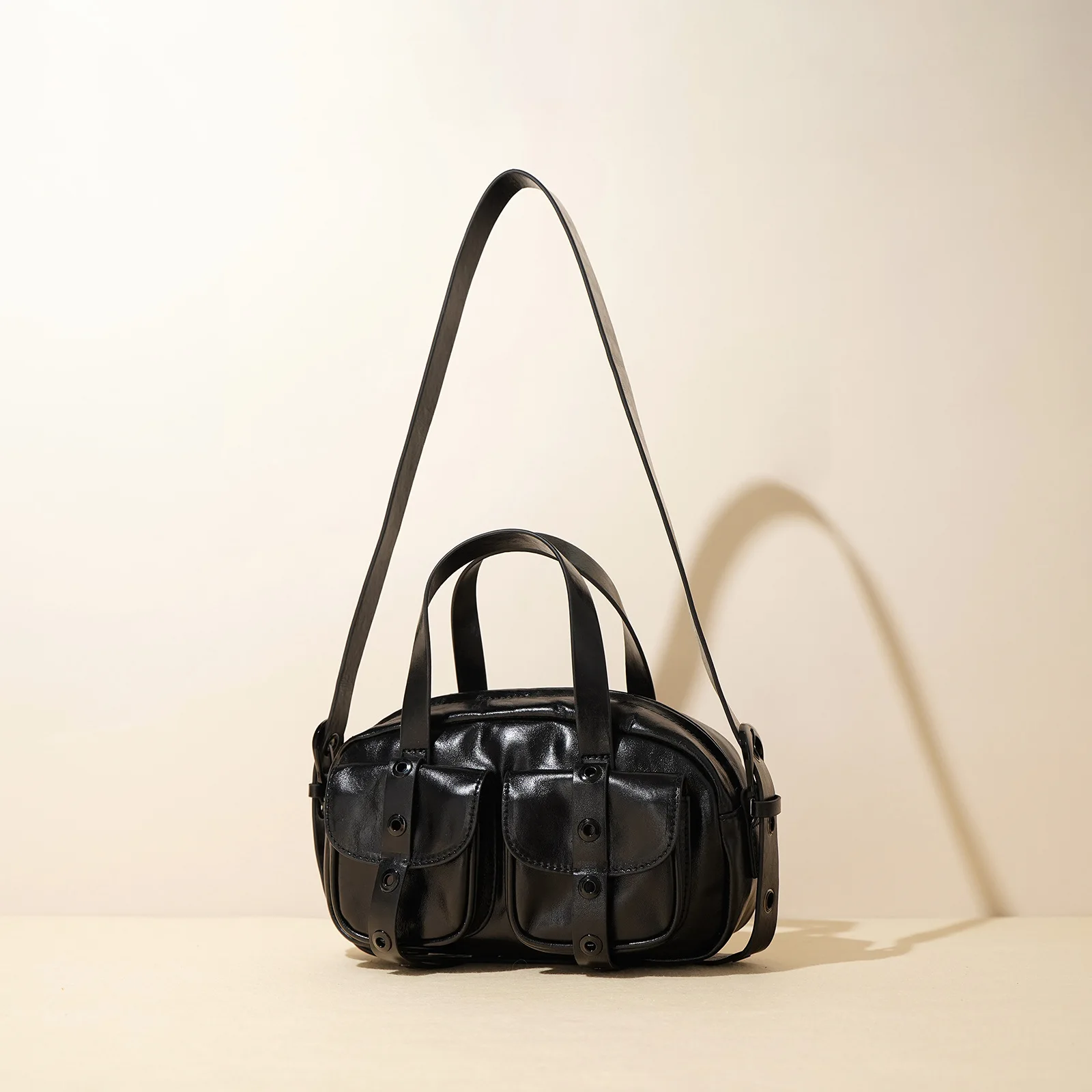 

Удобная сумка для подгузников с удлиненными ручками обеспечивает комфортное переносение при коротких поездках.