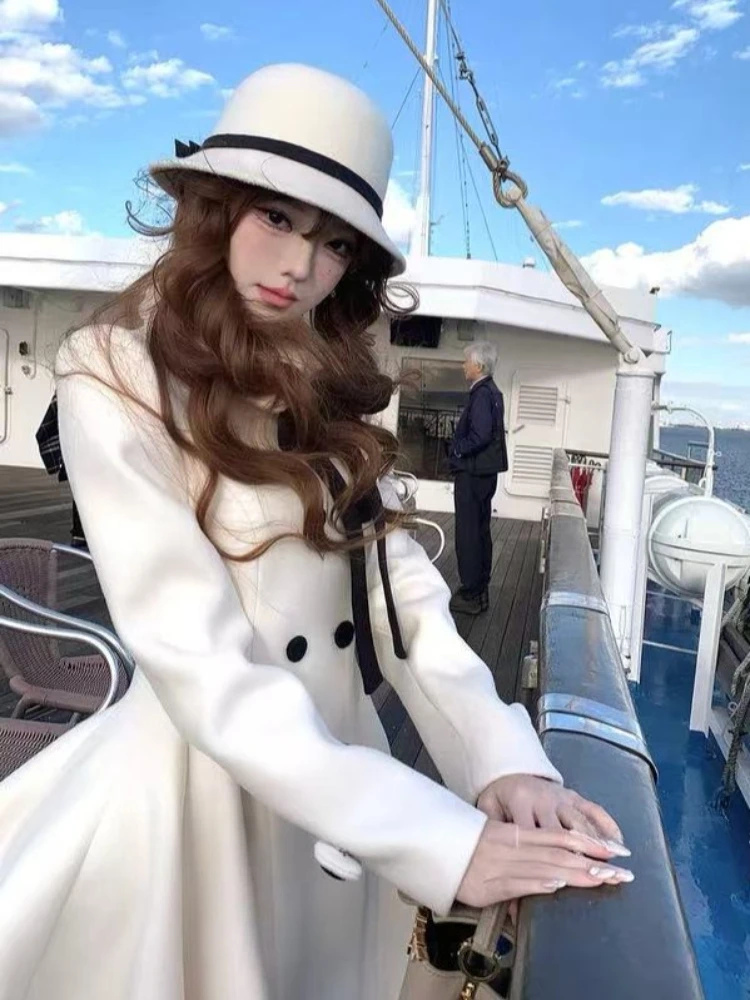 Płaszcz wełniany damski w stylu francuskim z kokardą, nowy, zimowy, elegancki, wyszczuplający płaszcz wełniany w stylu Hepburn, modny projekt na imprezę, odzież 2025