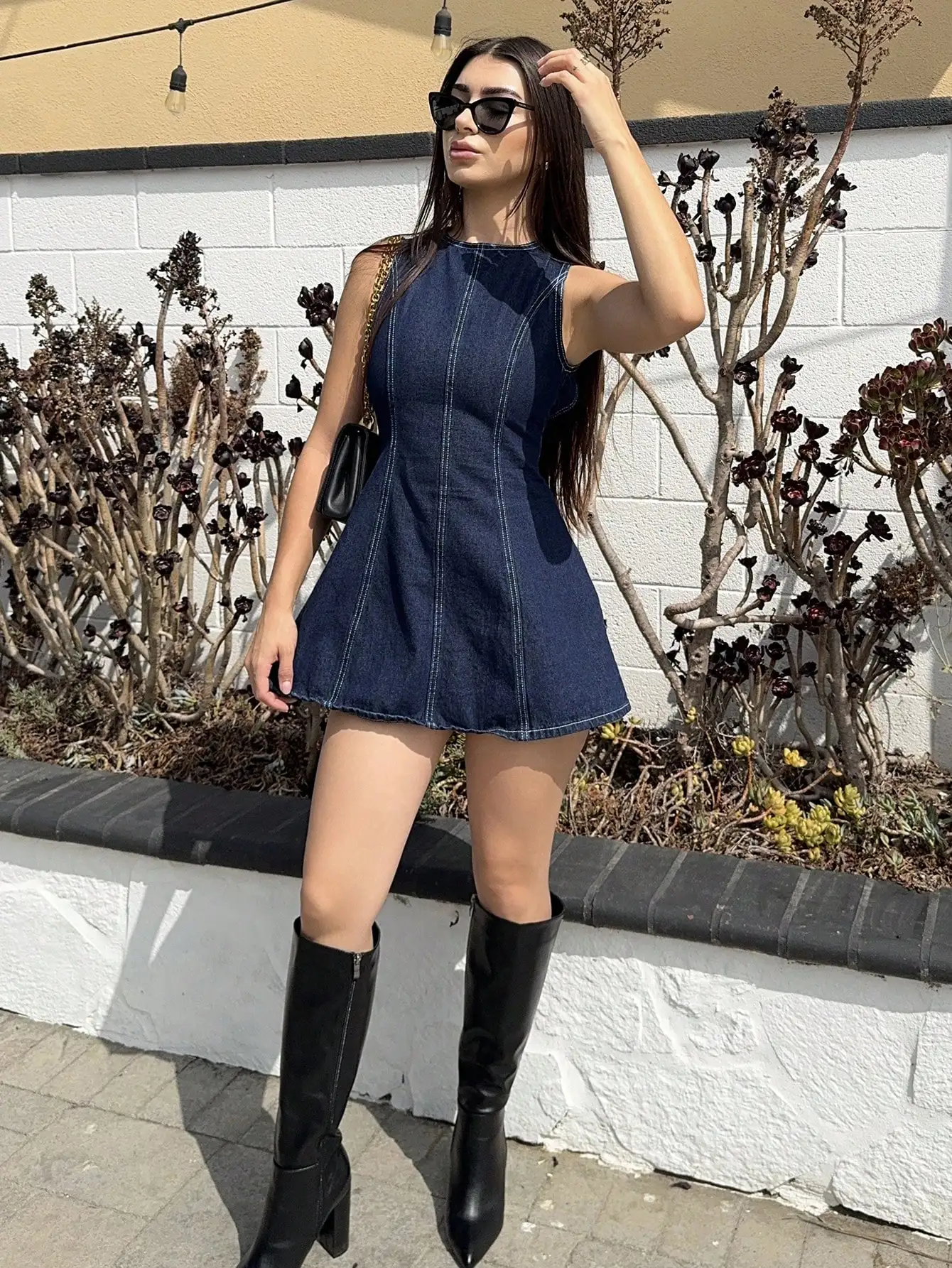 

Женское джинсовое мини-платье А-силуэта без рукавов с контрастной строчкой