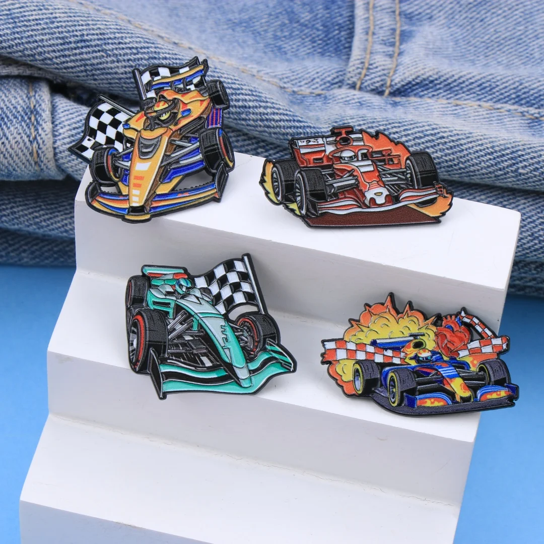 Cartoon-Formel-Rennwagen-Emaille-Pin-Set, Lebendige Motorsport-Broschen, Karierte Flaggen-Rennfahrzeug-Metallabzeichen, Jacken