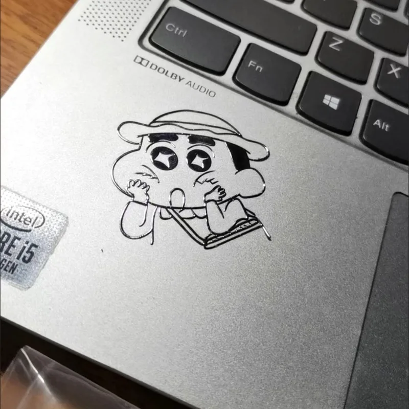 6 sztuk kredka Shin-chan naklejka Cartoon Anime 3D stereoskopowe metalowe naklejki DIY telefon Tablet Laptop słuchawki dekoracyjne naklejki