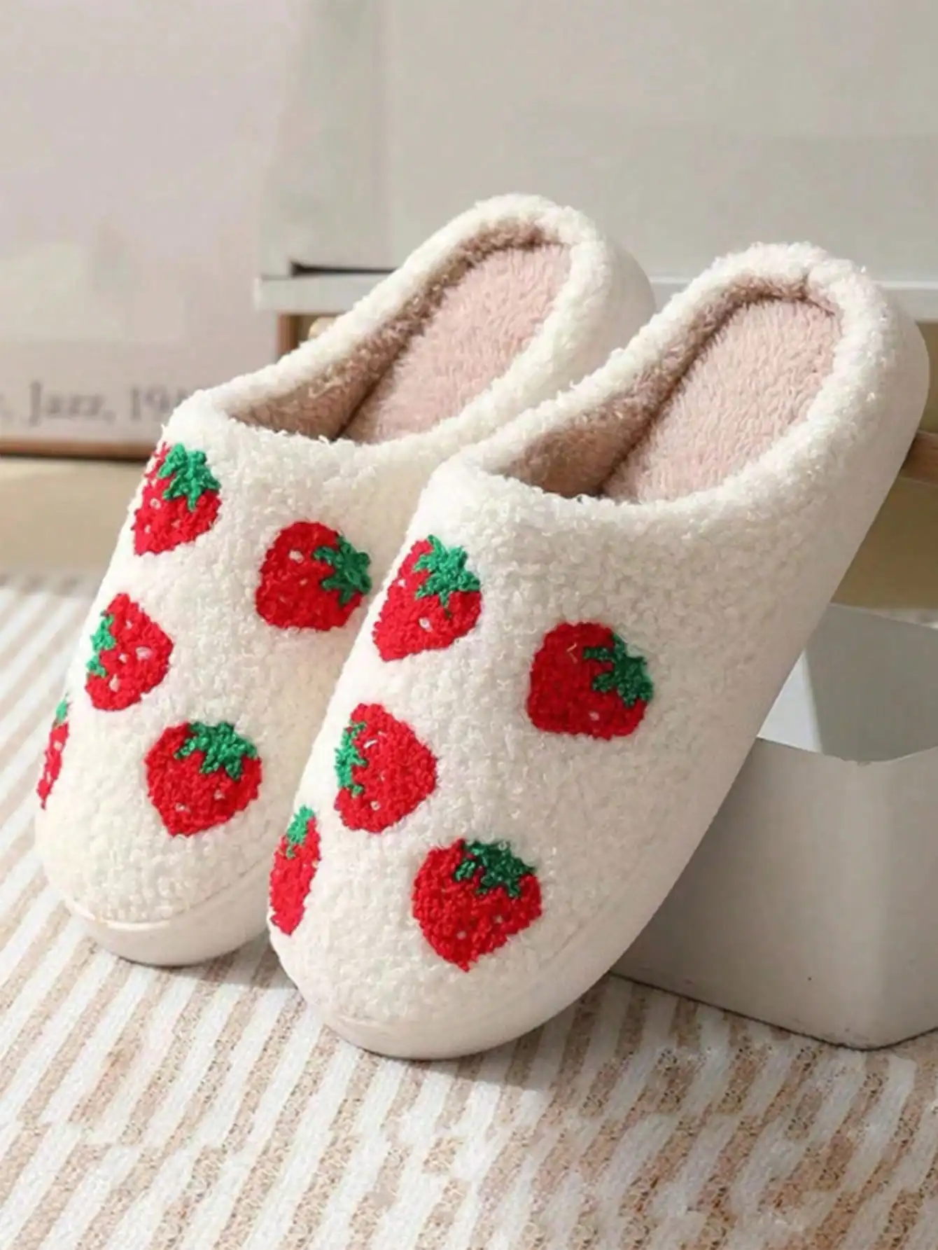 

Парные плюшевые тапочки с вышивкой клубники, зимние унисекс тапочки с толстой подошвой, теплые, противоскользящие, для дома.