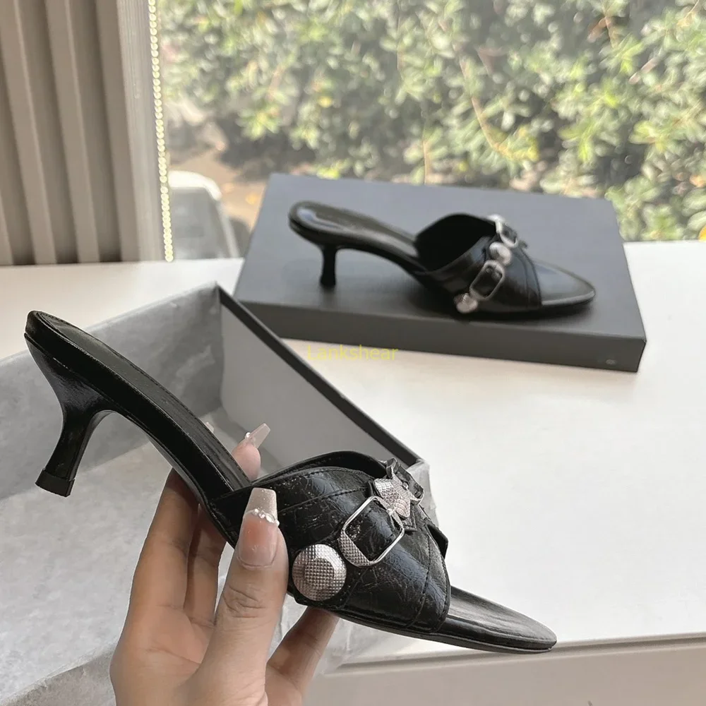 

Сексуальные тапочки с металлическими заклепками и кристаллами, пикантные шлепанцы без шнуровки на тонком каблуке с новыми поступлениями, модная женская современная обувь