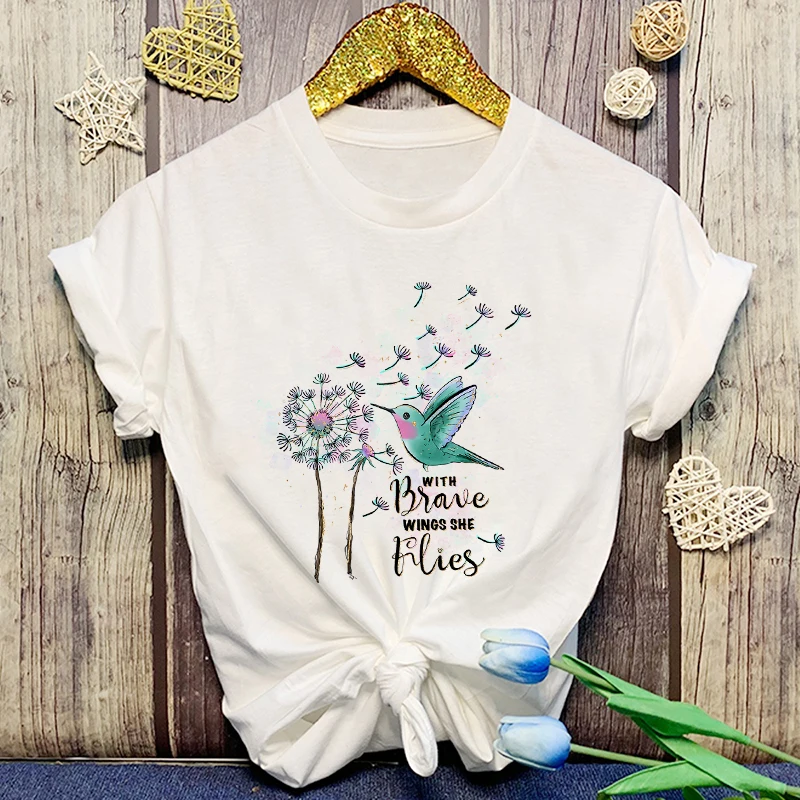 

Fashion Dandelion With Brave Wings She Flies Print T-Shirt Casual Short Sleeve Graphic Tee Shirt Unisex Loose Harajuku T Shirt