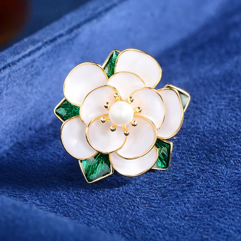 OKILY Delicate Zirconia Geometric Small Brooch Elegant Camellia Rose Vase Butterfly Feather Cherry Collar Pin Accessori Corsage