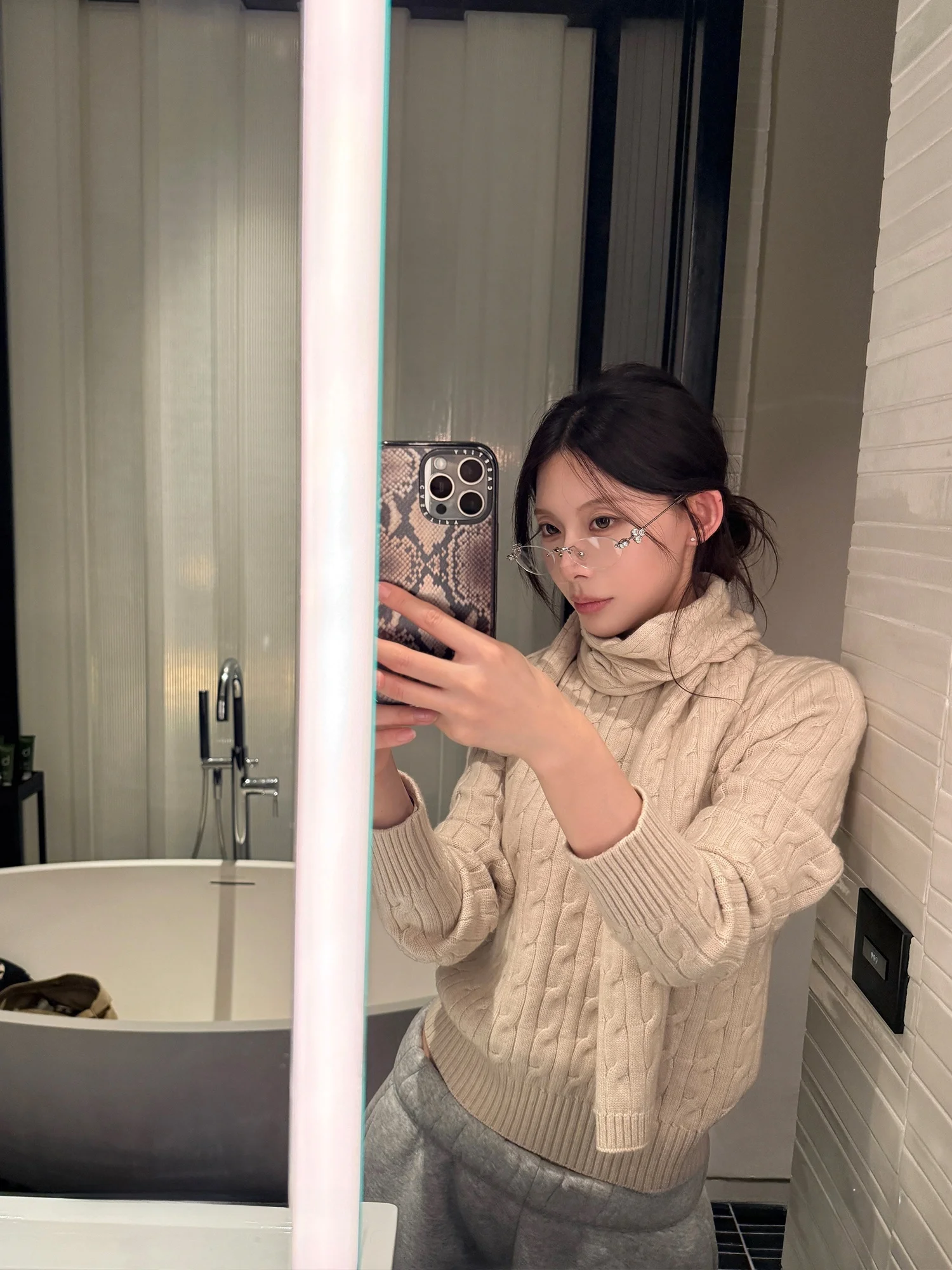 

Loose Women's Knitted Sweater with Built-In Scarf Turtlene Pullover Knitwear round Ne Design Sensation Korean Sle Autum...