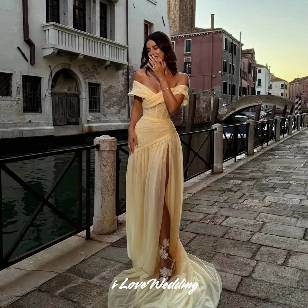 Amarelo fora do ombro a linha com decote em v em camadas vestidos de baile vestidos de festa lado split varredura trem até o chão plissado personalizado