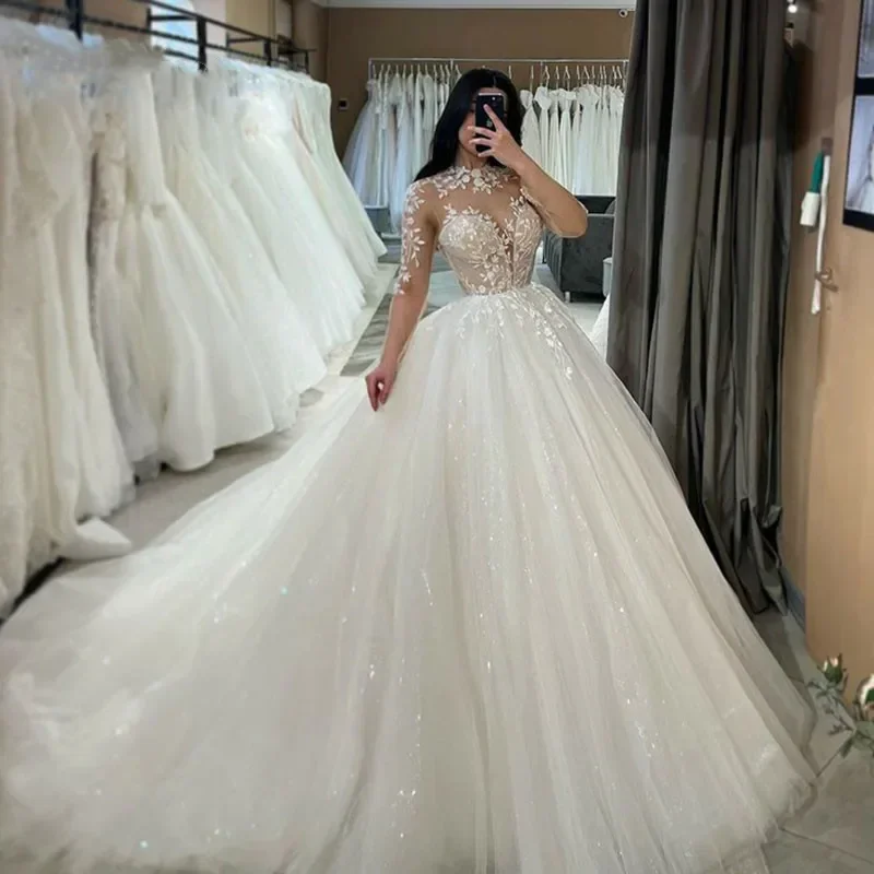 فساتين زفاف أنيقة مخصصة بأكمام طويلة من الدانتيل المتلألئ على شكل حرف a ورقبة عالية فستان زفاف بطول الأرض رداء شفاف #1