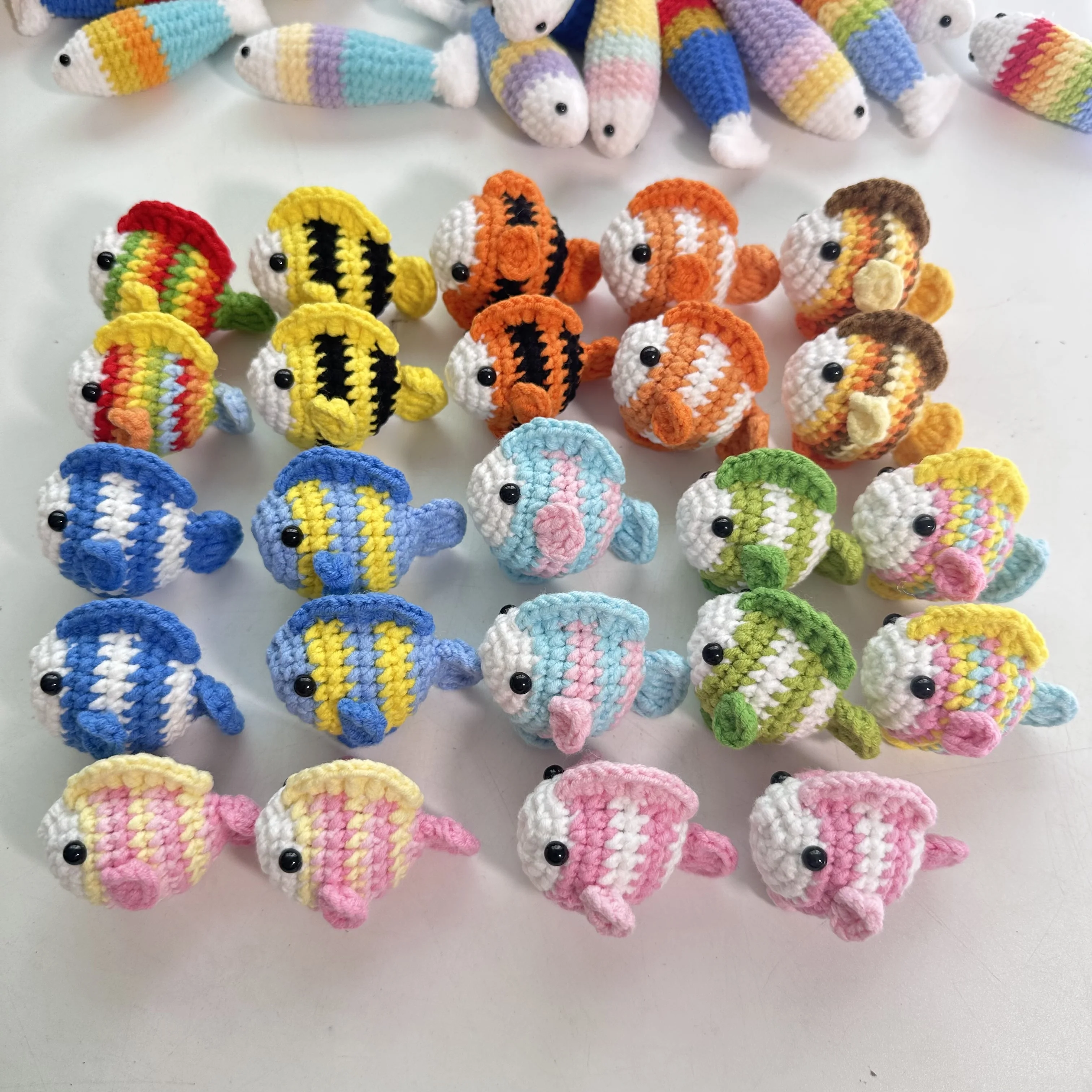 Haken gestrickter Regenbogen-Fett-Riesen-Salamander-Fisch-Schlüsselanhänger, handgewebter Anhänger, niedlicher kleiner Fisch-Schlüsselanhänger, kreative Hängedekoration