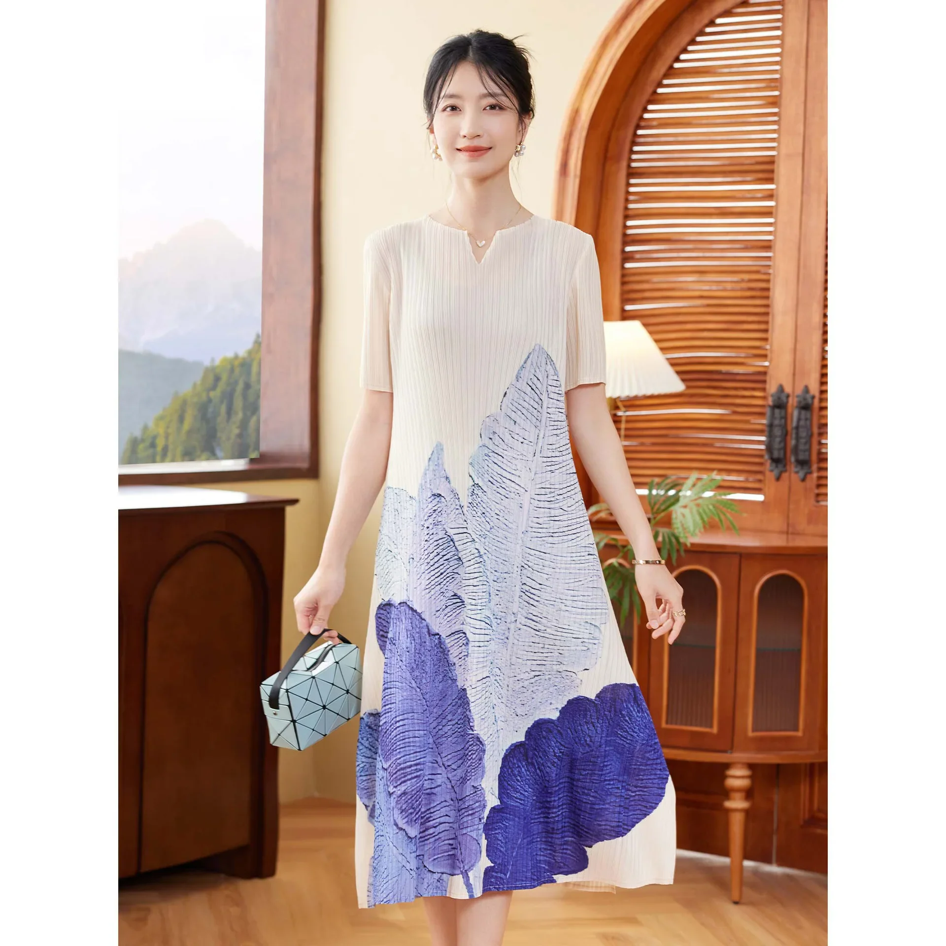 

Miyake Pleated Dress Women's 2024 Spring New Fashion Leaf Print V-neck Short-sleeved Loose Large Size Elegant Mid-length Skirt