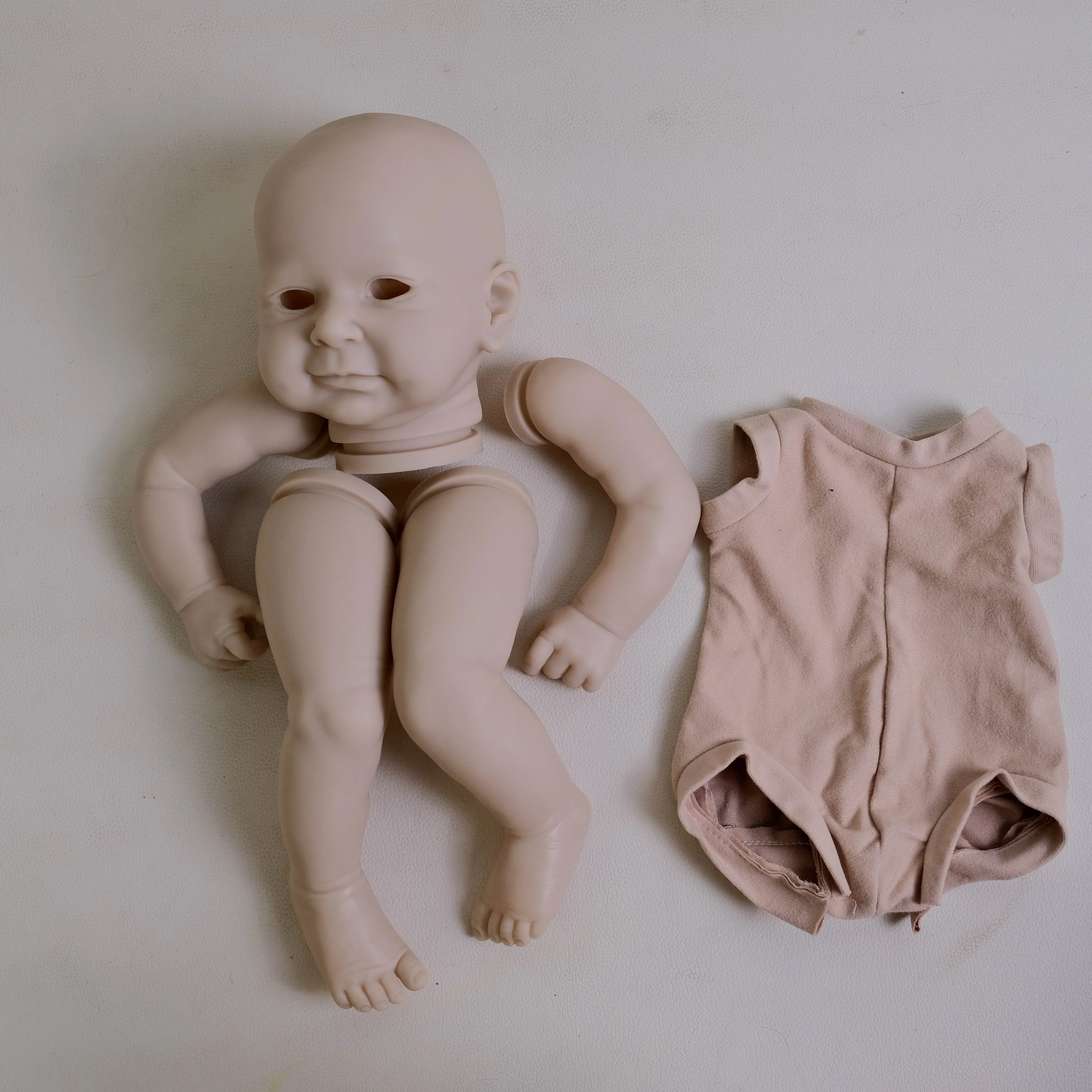 NPK 19''고품질 미완성 Unpaited DIY 인형 부품 Bebe Reborn Doll Kit Zoe with Cloth Body Random Eyes
