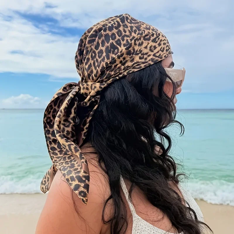 Sciarpa europea e americana con stampa leopardata Sciarpa grande in seta imitazione 90 cm Sciarpa quadrata in raso da donna Foulard musulmano
