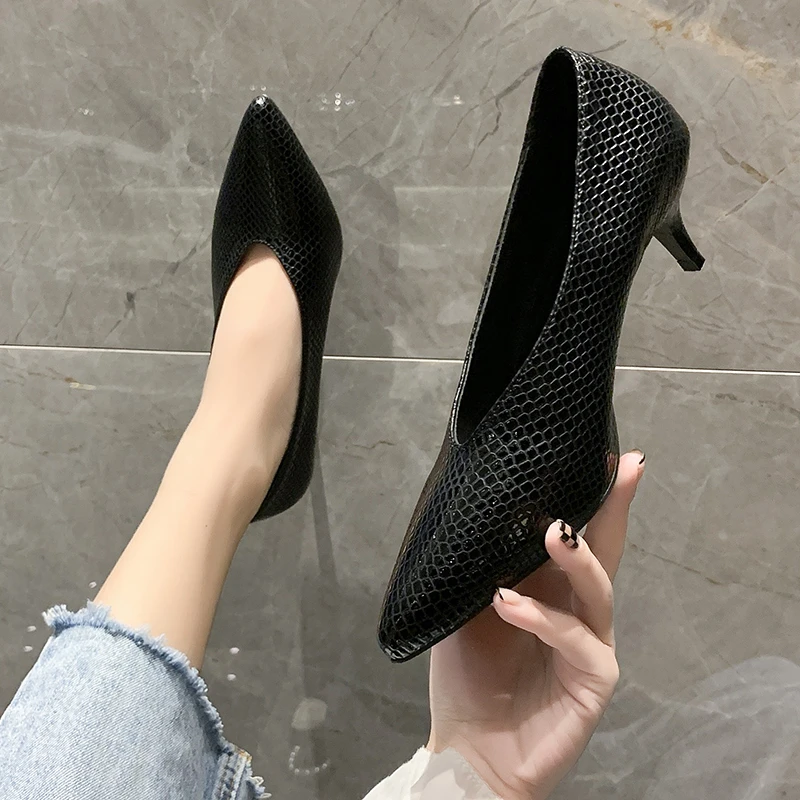 Large Size Soft Leather Shallow Mouth Pointed Thick Heel Shoes Women 2022 New Spring Autumn Snakeskin Pattern High Heels Women’s