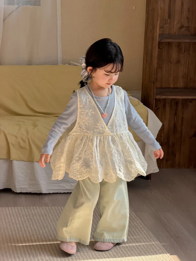 

Корейские детские жилетки с кружевной вышивкой, блузки, весна 2026, новые топы без рукавов с V-образным вырезом и оборками, детские рубашки-смоки для принцесс