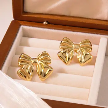 1 paio di orecchini a bottone con fiocco a nastro per donne e ragazze, set di gioielli penetranti con dichiarazione carina placcata in oro 18 carati