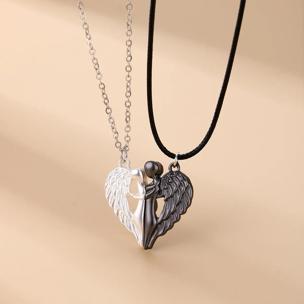 

Fashion Embrace Angel Wings Couple Necklace Women Men Magnetic Necklace Love Alloy Pendant Love Gift Party Jewelry Accessories