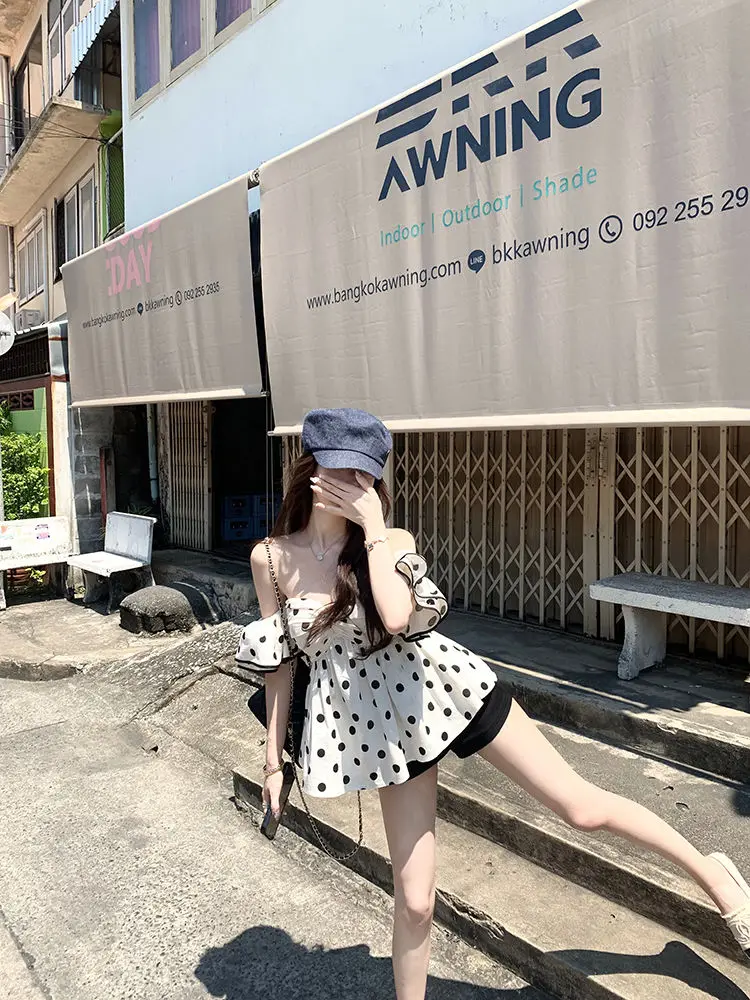 Weißes Hemd im französischen Stil, elegantes, schulterfreies, kurzärmliges Hemd mit Polka Dot, Sommer-One-Shoulder-Rüschen-Chic-Top