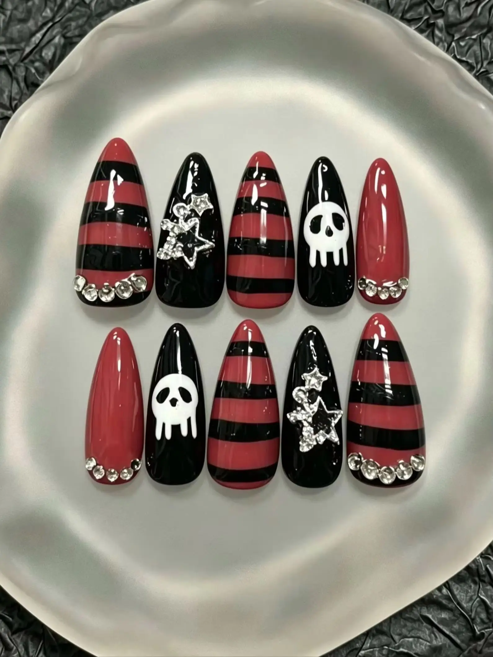 10 Stück rot-schwarz gestreifte Totenkopf-Sweet-Cool-Halloween-Mandelnägel, burgunderrote + schwarze horizontale Streifen, Retro-Subkultur-Punk-Stil, handgefertigte künstliche Nagelpatches mit Strass-Sternen – Detail 2