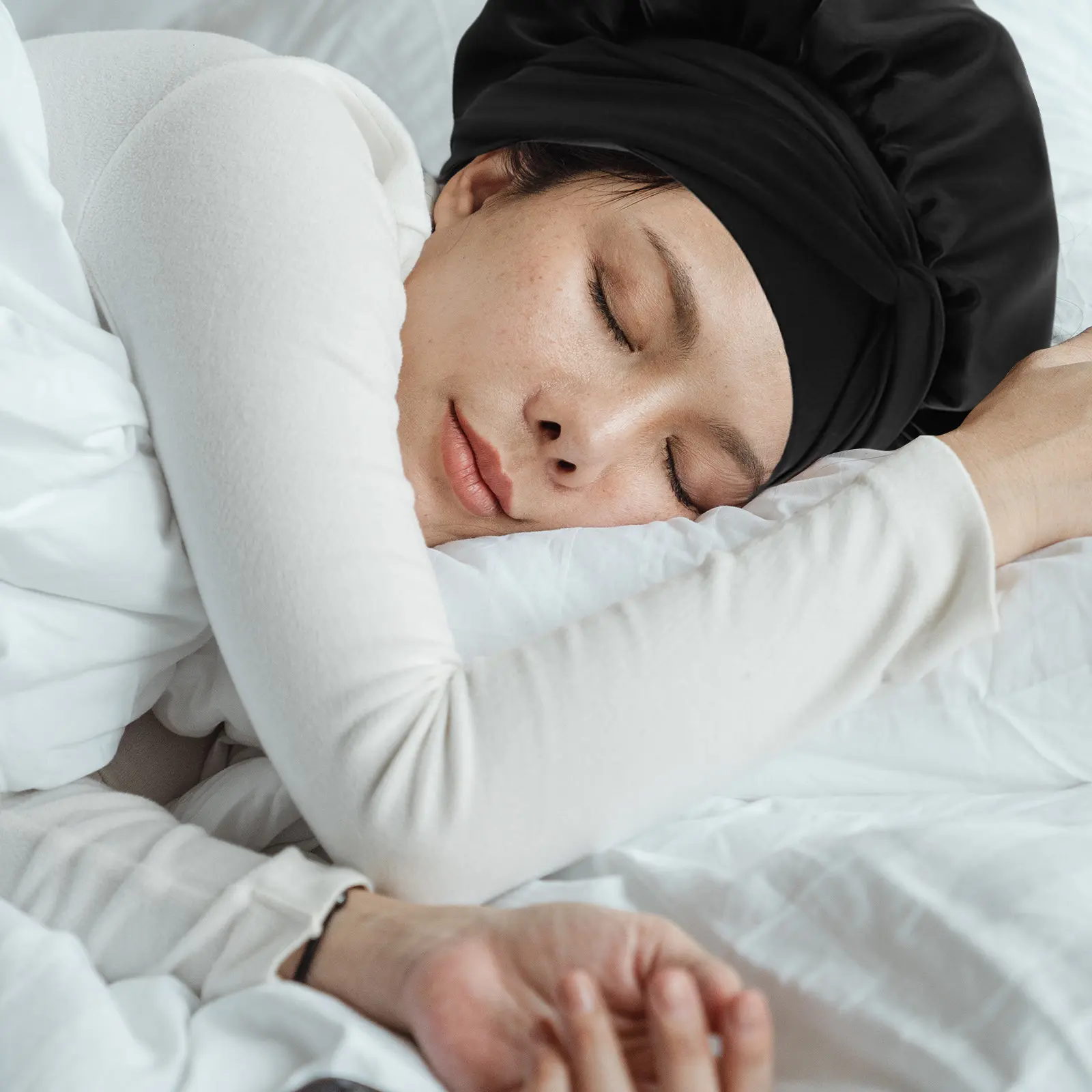 

Комплект из 2 атласных шапочек для сна для женщин: эластичные, нескользящие, для ухода за волосами, для дома и душа, как наволочка