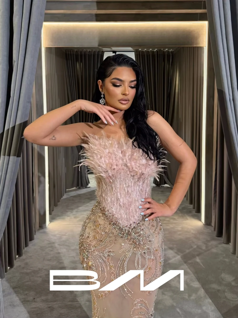 

Iridescent Crystal Embellishments Evening Dress Delicate Straight Feathered Strapless Prom Gown Customized Popular Beads Wear