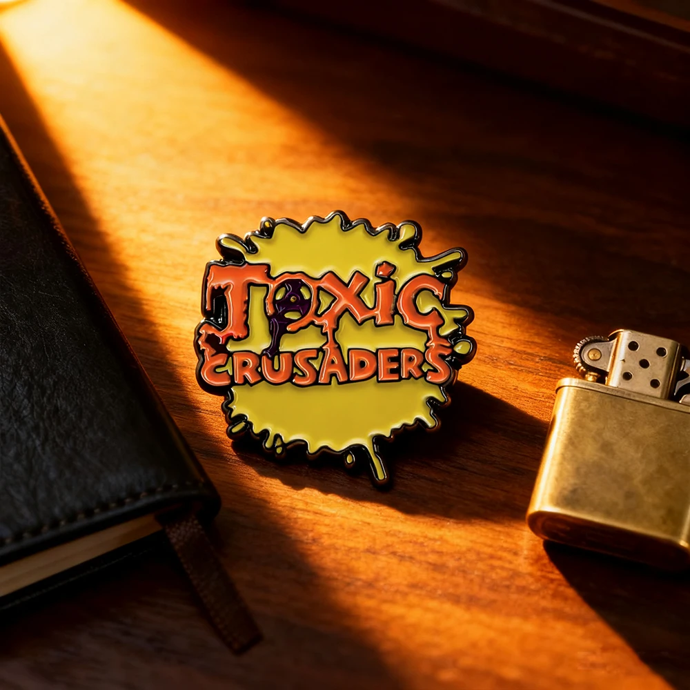 Klassische animierte Brosche mit dem Logo der Toxic Crusaders, kreatives, kreisförmiges Abzeichen mit Explosionsmotiv, Anime-Accessoire, Emaille-Anstecknadel, Taschen-Dekoration, Geschenk. – Detail 4