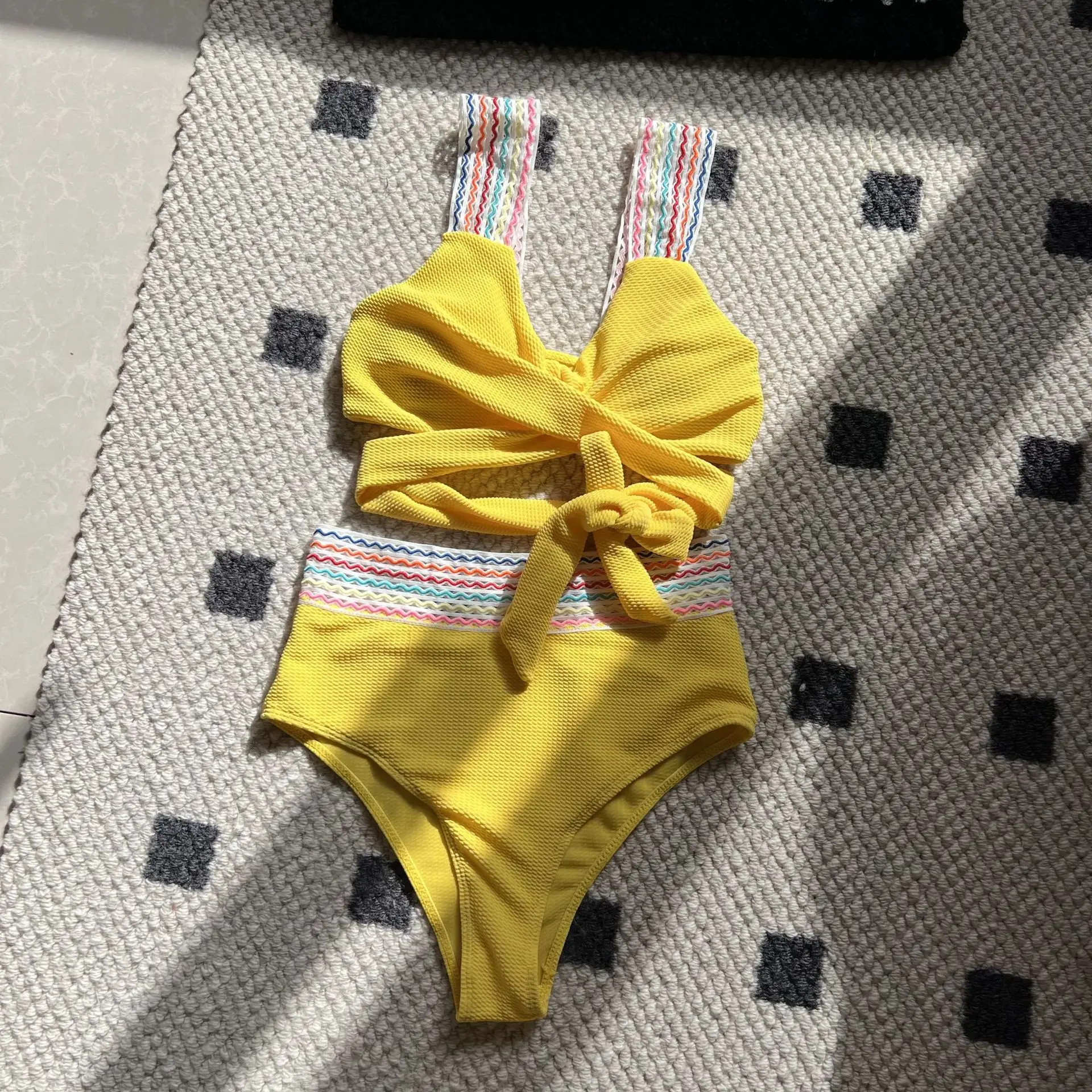 بدلة سباحة صيفية مضلعة بألوان مختلطة لعام 2025 للنساء ملابس سباحة بأشرطة متقاطعة من الخلف بخصر عالٍ بدلة استحمام رافعة للصدر ملابس بحر Tankinis