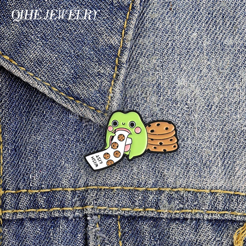 Frosch mit Wunschliste-Keksen Emaille-Pins Cartoon Niedlicher Keksfrosch Legierungs-Brosche Rucksack Revers Hut Abzeichen Schmuck Geschenk für Freunde