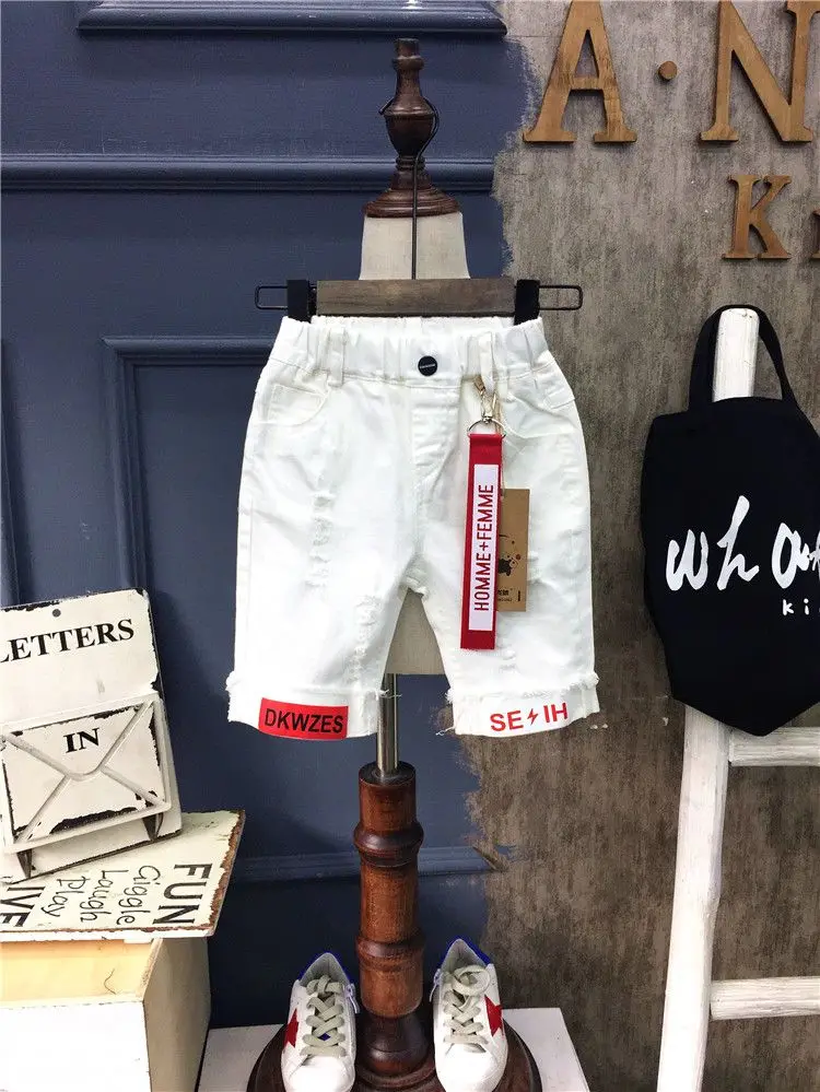 Denim-Shorts für Jungen, neue koreanische Version, Kinderkleidung, hübsche Jeans, perforierte Fünf-Viertel-Hosen