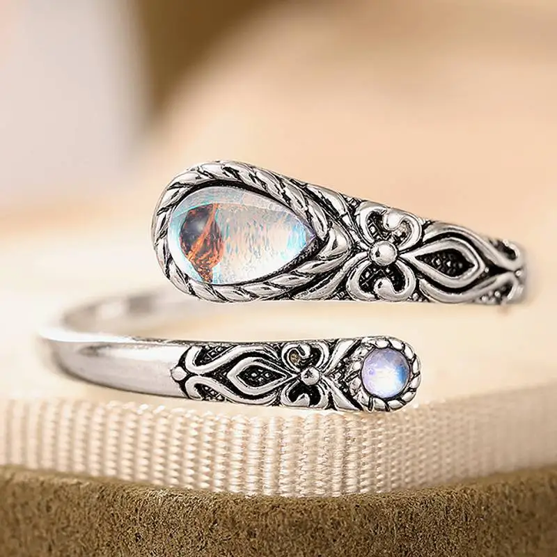 Huitan Vintage Eleganter Damen-Öffnungsring mit Imitiertem Mondstein, Stilvoller Party- und Alltags-Accessoire mit Graviertem Design