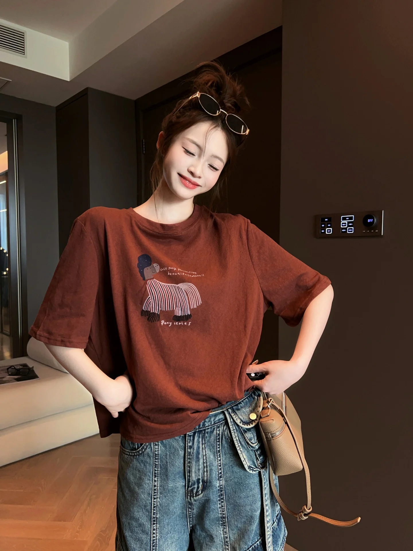 

Модная повседневная женская футболка с коротким рукавом, свободного кроя, летняя коллекция 2026, новый стиль, стройнящий топ, трендовая хлопковая рубашка с круглым вырезом