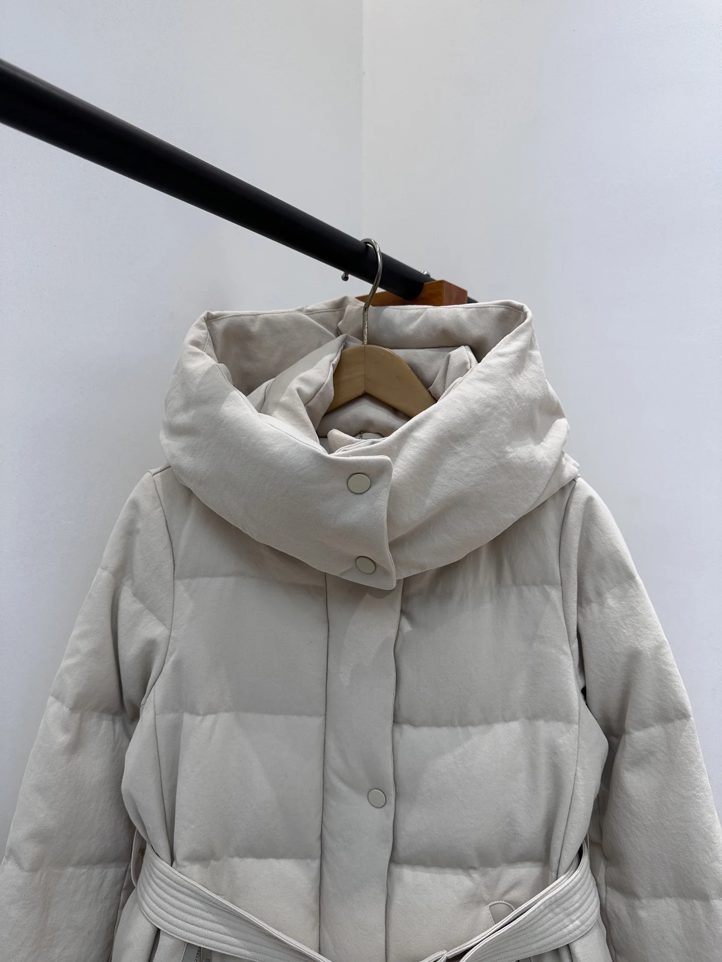 Lang donsjack met capuchon, eenvoudig en veelzijdig, warm in de winter. Ganzendons gevuld dames donsjack 2025, winter nieuwe stijl