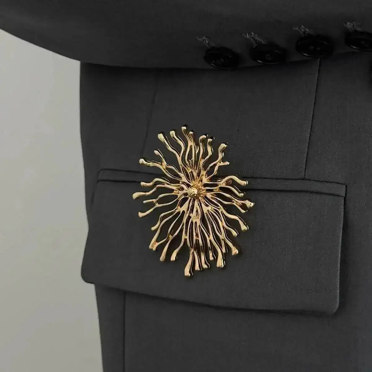 SHIXIN Exaggerated Metal Snowflake Brooch Women Charm Gold Color Geometry Line Personality Suit Pins Clothing Accessory Jewelry