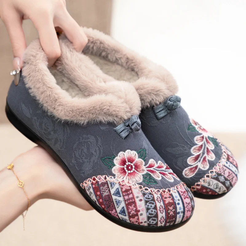 Winter New Cotton Shoes for Women Embroidered Mom Shoes with Fleece Lining Thickened Casual Shoes Slip-On Loafers