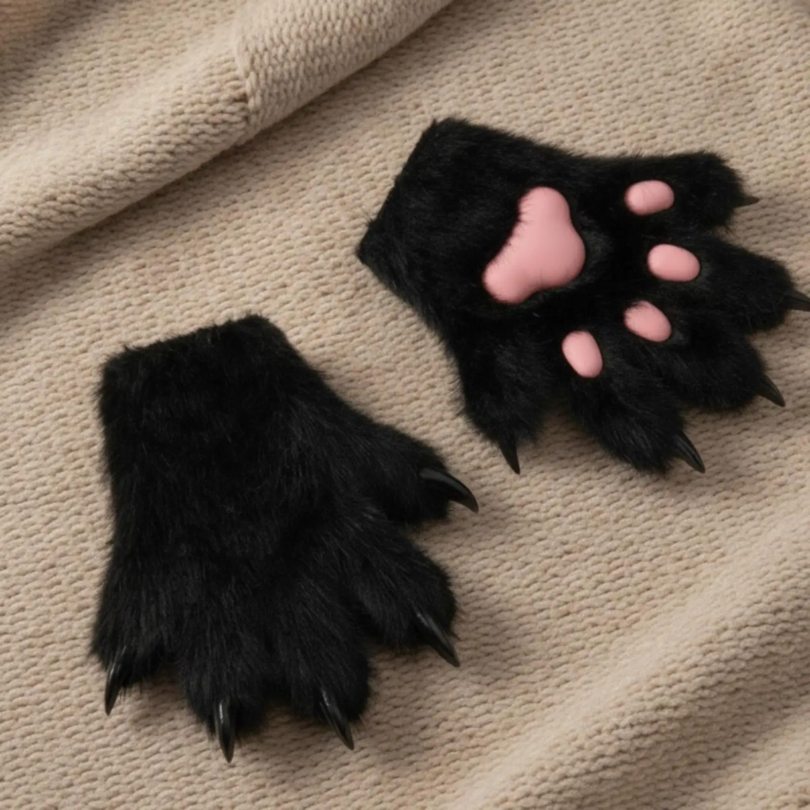 Gants de cosplay en forme de patte de chat, détaillés, pour déguisements et jeux de rôle lors de fêtes à thème.