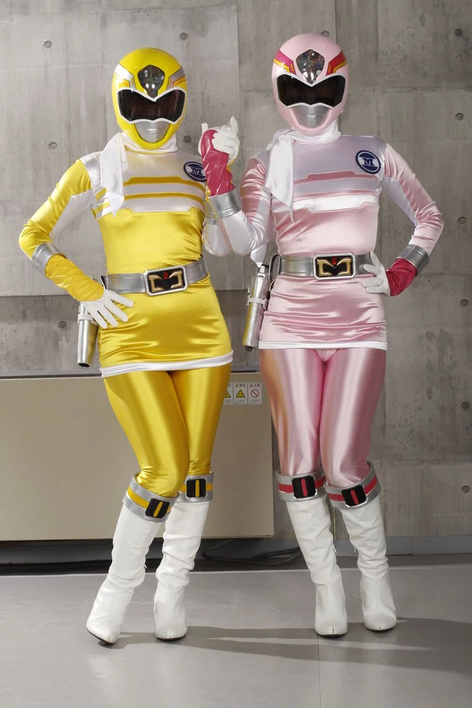 بدلة توكوساتسو المثير جيجا سينتاي هيرو باللونين الوردي والأبيض من الساتان سينتاي أزياء تنكرية بدون خوذة للعب الأدوار بدلة كوميك كون