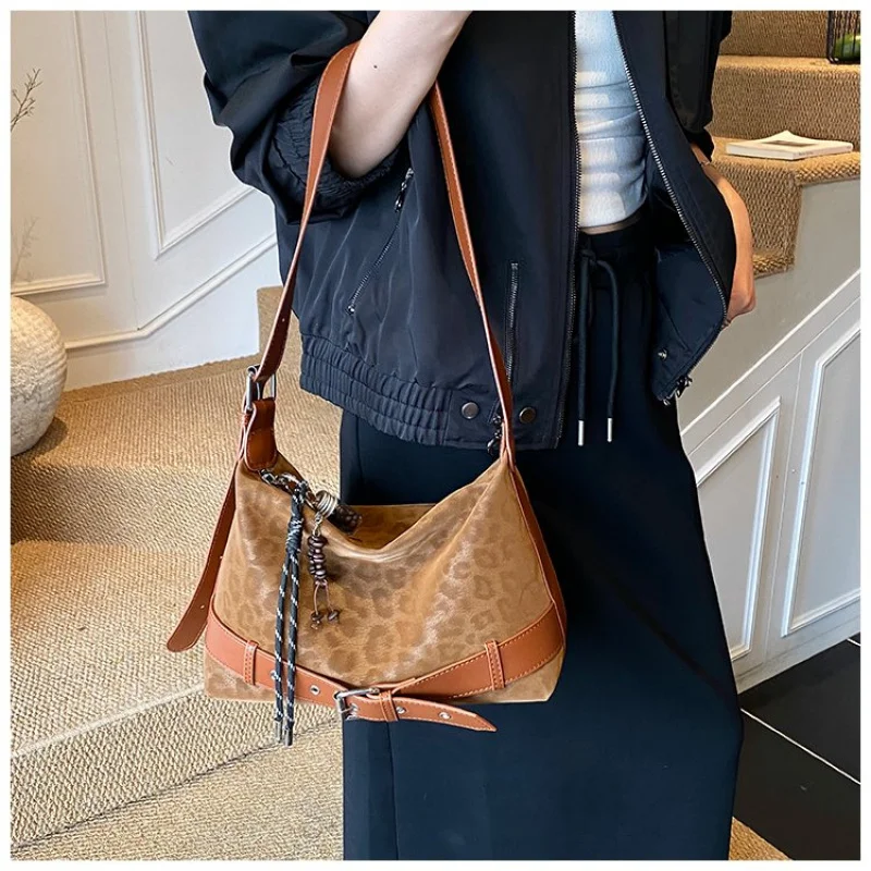 

Chic Ladies Crossbody-Bag Crafted From Goatskin Leather Boasting High-End Wales Casual Spacious Soft Daily Look