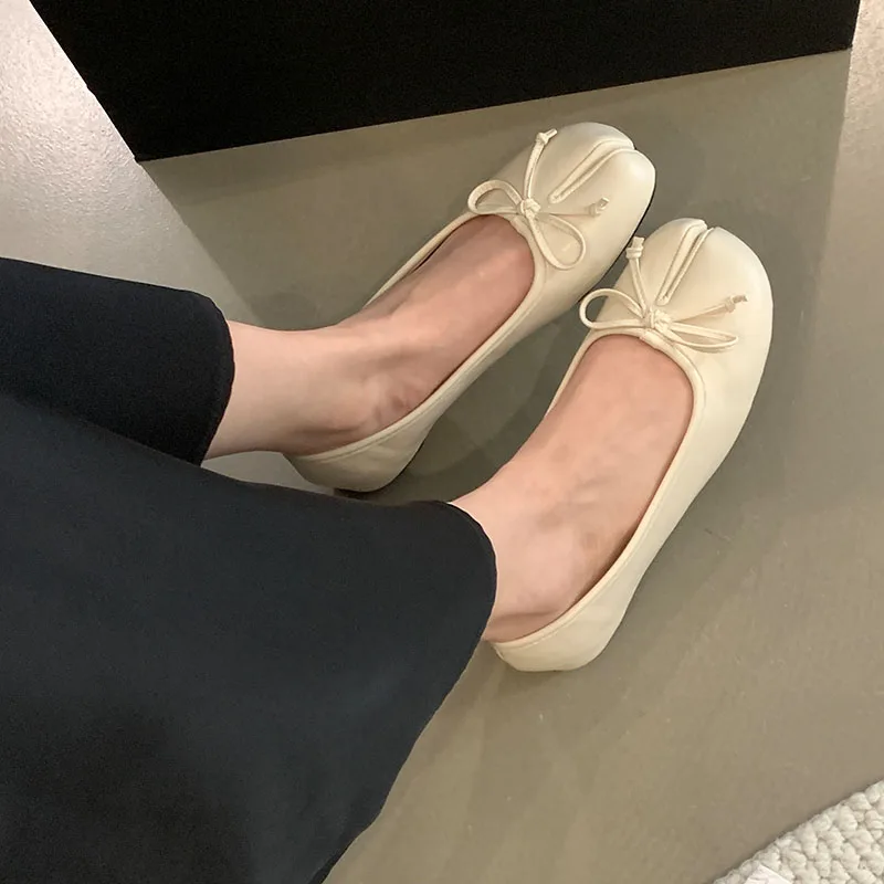 موضة جديدة لعام 2025 أحذية نسائية مسطحة غريبة سهلة الارتداء للصيف والربيع أحذية نسائية ضحلة بعقدة على شكل فراشة أحذية مسطحة للسيدات #6