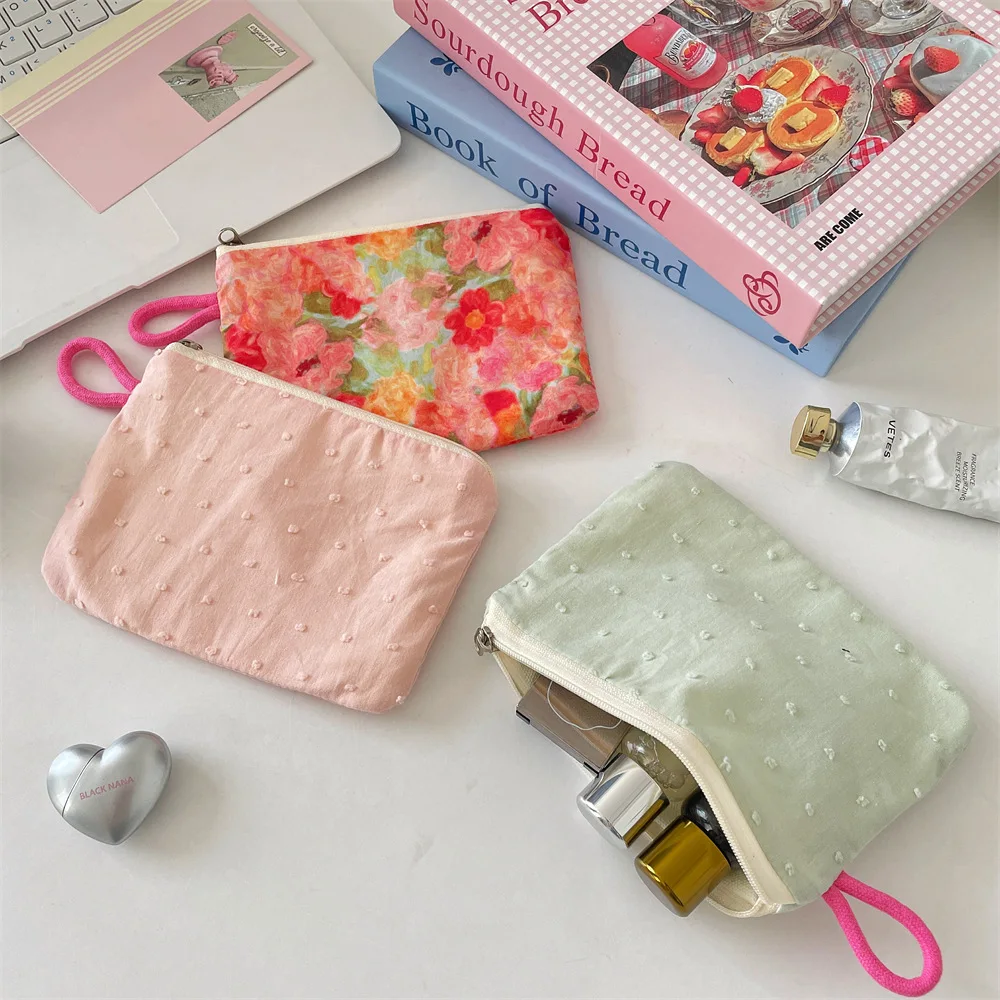 กระเป๋าแต่งหน้ากุญแจลิปสติกสด, กระเป๋าเก็บเหรียญแบบพกพา, ของต่างๆในกระเป๋า, สายดาต้า, กระเป๋าเก็บเหรียญ